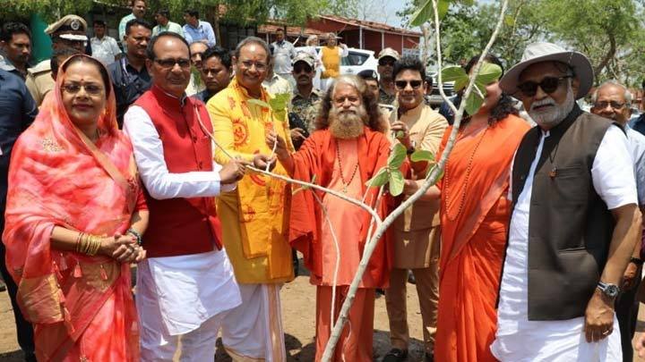 मुख्यमंत्री श्री चौहान ने ओंकारेश्वर में बरगद का पौधा रोपा